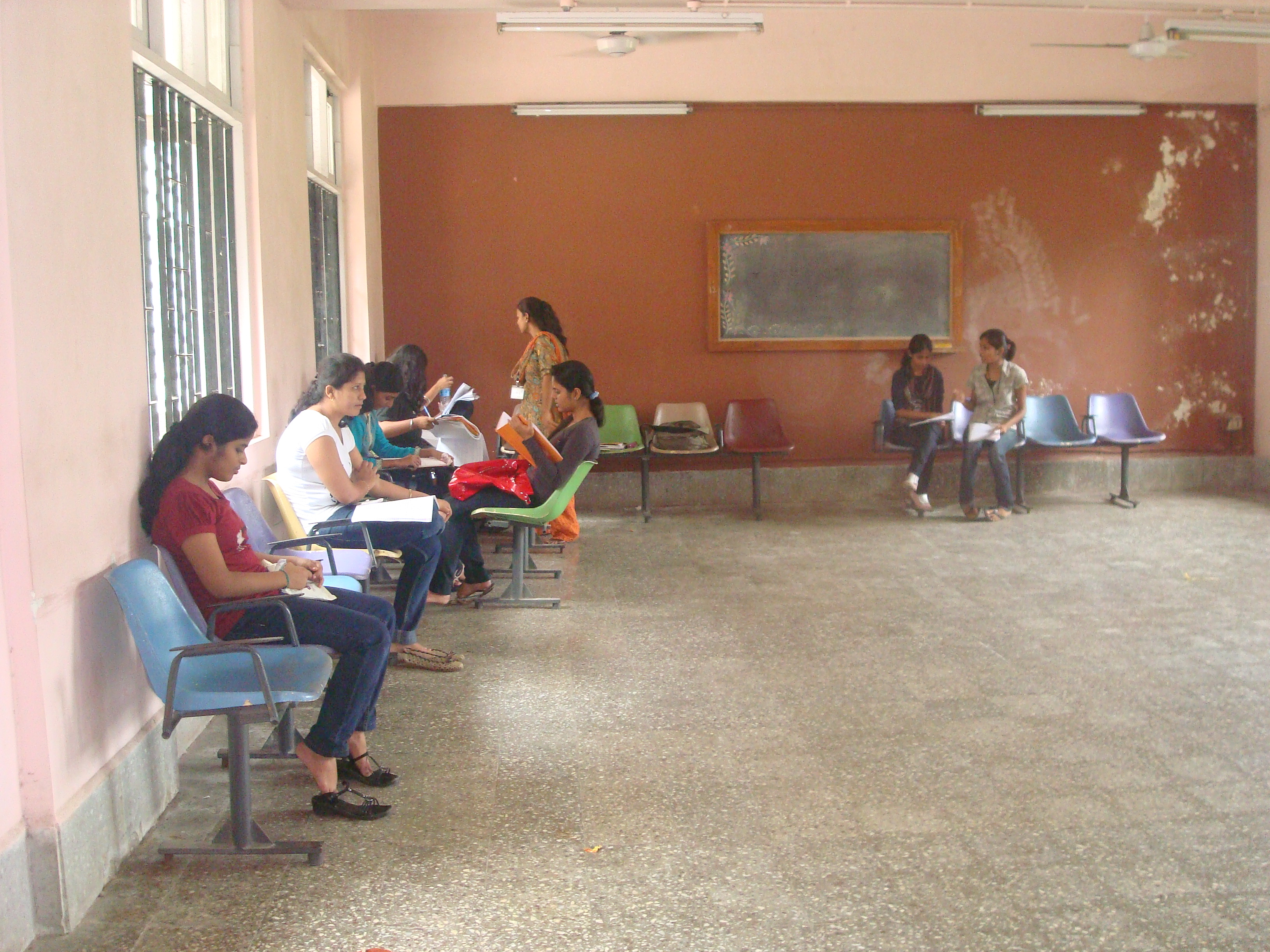 STUDENTS’ COMMON ROOM - The students can relax and interact with each other in an airy and spacious Students’ Common Room, situated on the ground floor of the Polytechnic.