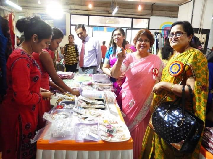 Hon. V.C. Dr. Shashikala Vanjari visiting student’s stall in URJITA